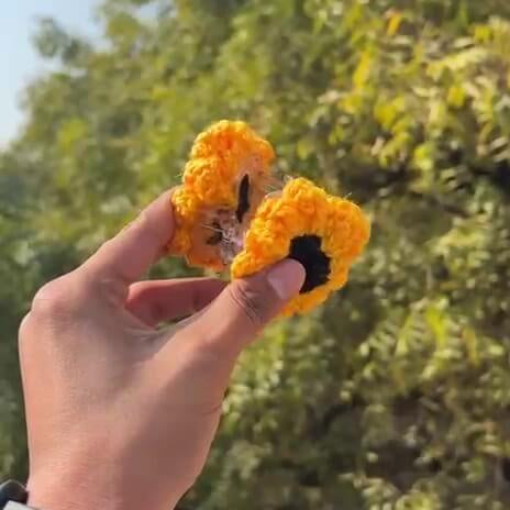 GOSARTE handmade crochet sunflower hair clutcher – product view 3