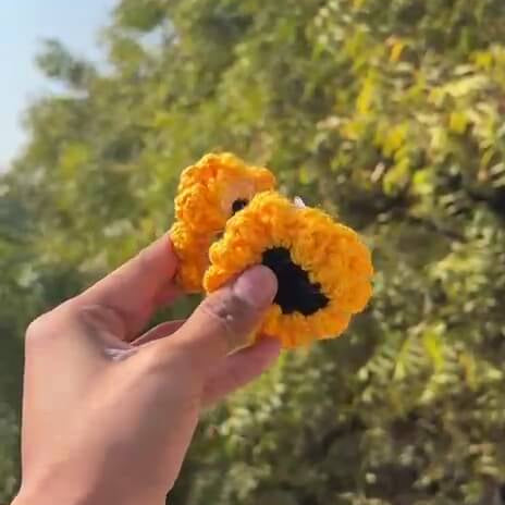 GOSARTE handmade crochet sunflower hair clutcher – product view 4